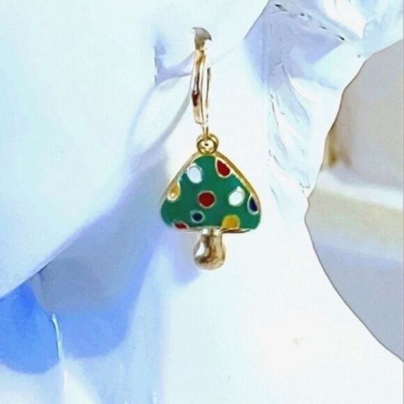 ENAMEL SPECKLED GREEN MUSHROOM EARRINGS - Picture 1 of 7